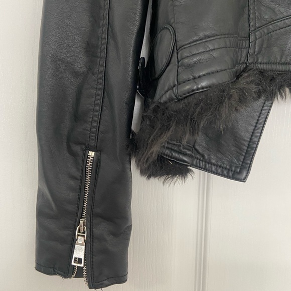 FOREVER 21‎ faux leather coat w/ fur - Picture 6 of 7
